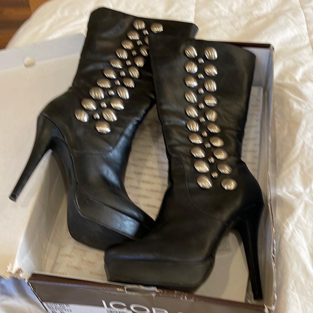 Icora “Ego” women’s boots. Size 6.5 medium.